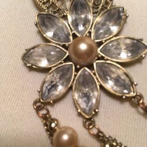 Flower charm & pearl necklace